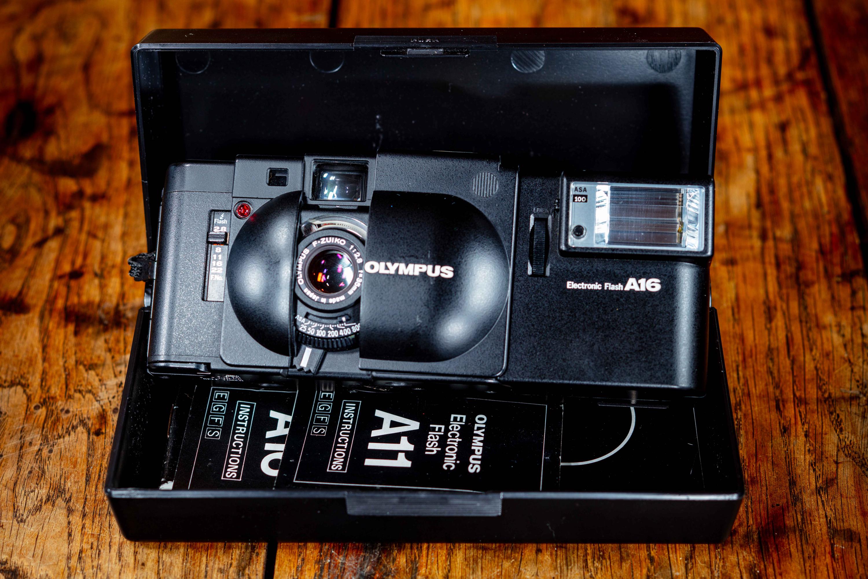 【訳アリ品】OLYMPUS XA2 & Electric Flash A16 Vintage Olympus XA2 35mm F2.8 Rangefinder /A16/ Rare Leather VIP